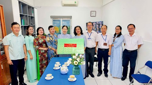 Tổ chức các đoàn Lãnh đạo Phường đi thăm thầy cô trường THCS Hùng Vương nhân Ngày Nhà giáo Việt Nam (20/11/1982 – 20/11/2025)